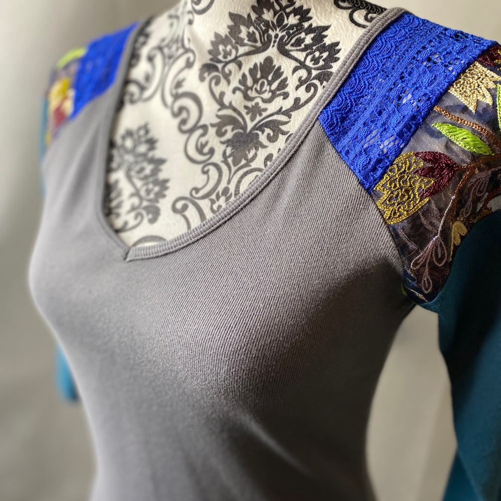 Custo PATCHES 3/4 sleeve top.